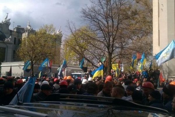 Шахтеры продолжили акцию протеста у здания Верховной рады в Киеве