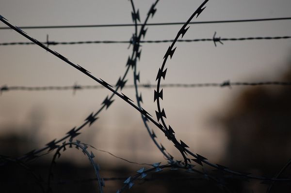 В Сарапуле мужчина пытался перебросить сверток с телефонами на территорию исправительной колонии