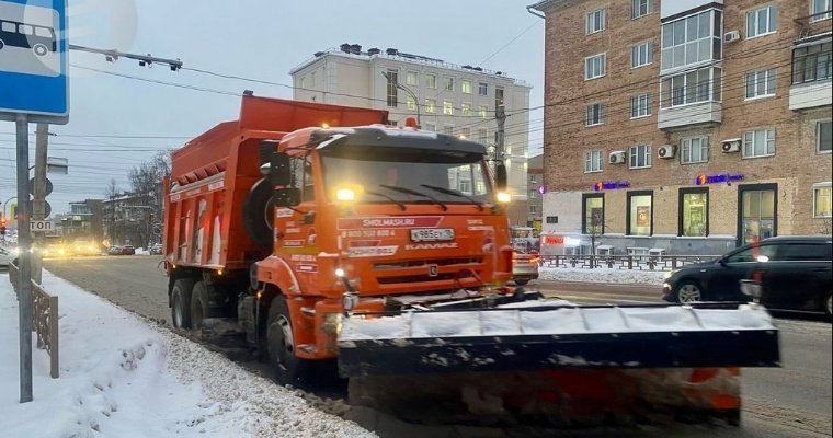 На улицы Ижевска вышли 60 спецмашин для уборки снега