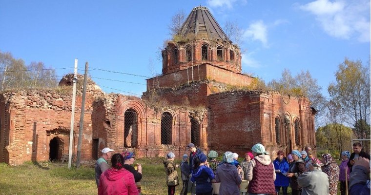 Православные волонтёры провели субботник на территории храма в удмуртском Пышкете
