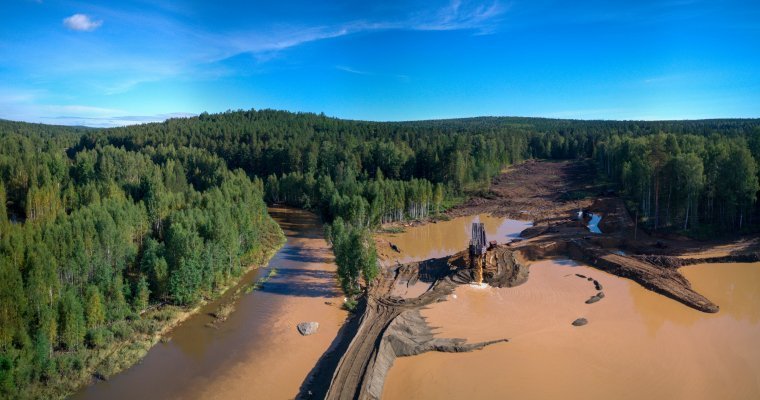 Вода в реке Тагил окрасилась в коричневый цвет
