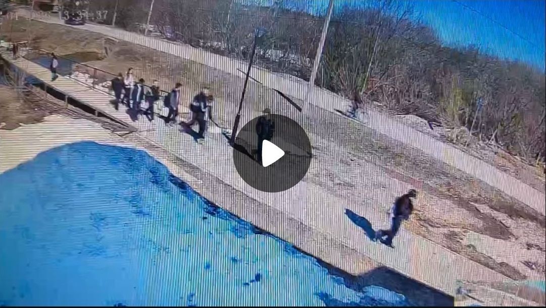 В Шаркане дети сломали перила у стадиона «Родничок»