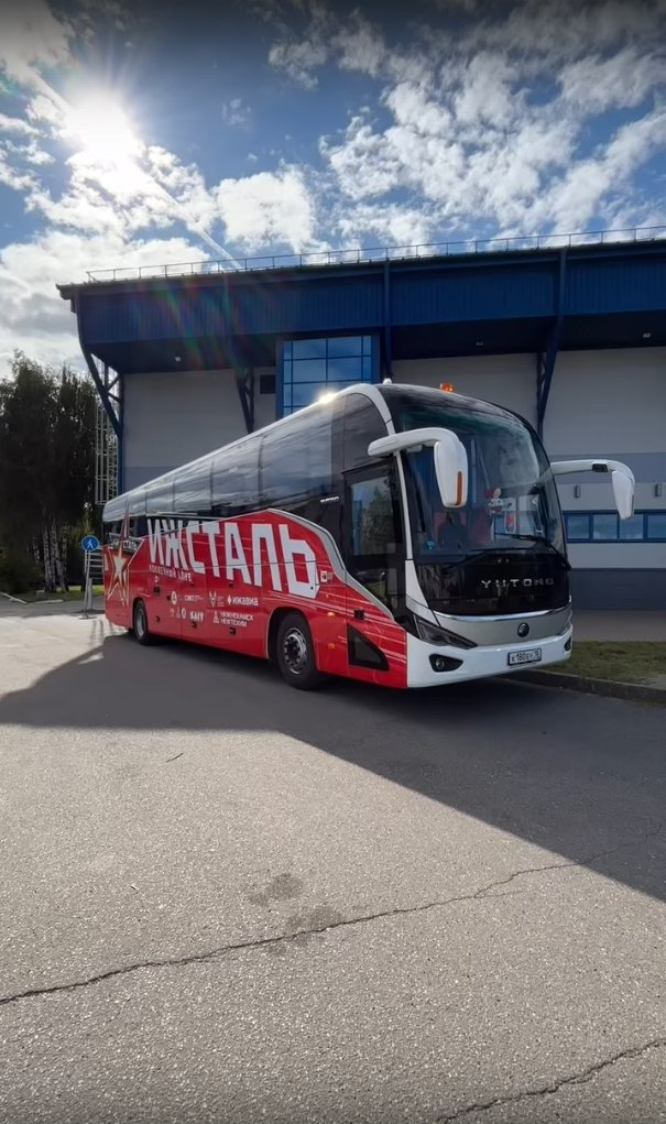 Автобусы хоккейного клуба «Ижсталь» раскрасили в цвета команды