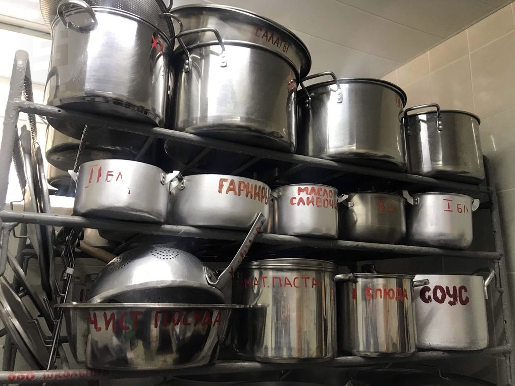 Директор сельской школы в Удмуртии нелегально вывела деньги на покупку кастрюль для столовой