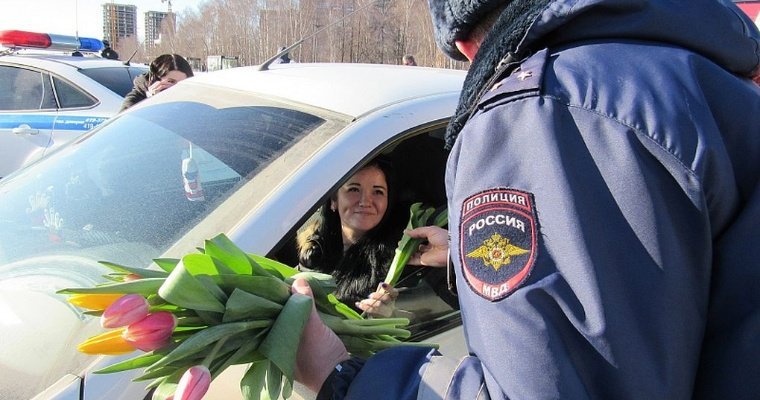 Автолюбительниц в Ижевске поздравили с Международным женским днем