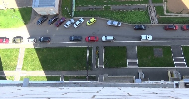 Инспектор в Ижевске спасла подростка с балкона 17 этажа