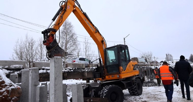 Новые сваи начали вбивать под мостом через Малую Сыгу в Глазове