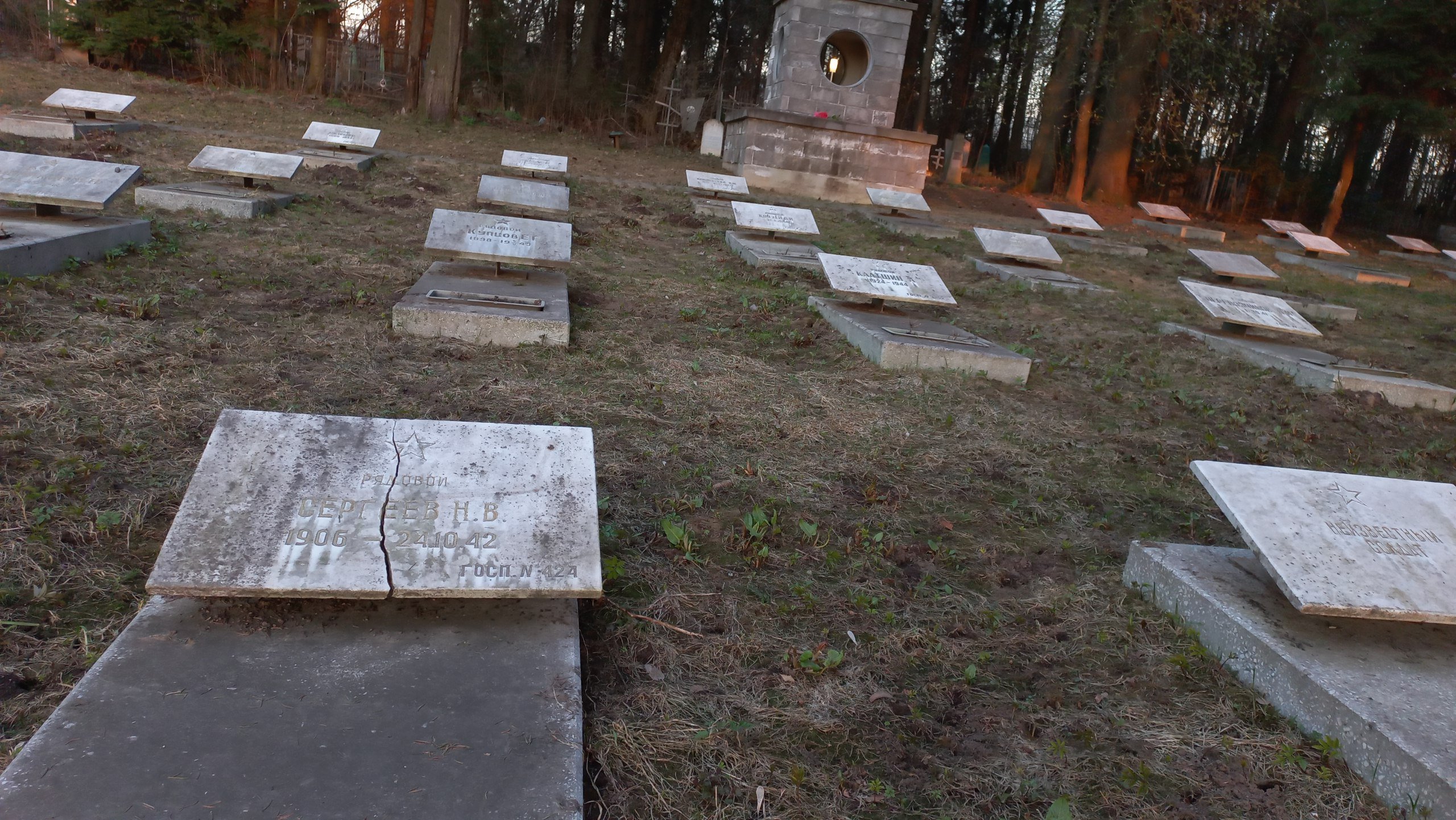 Власти Ижевска исправят разрушения на воинском мемориала на Северном кладбище