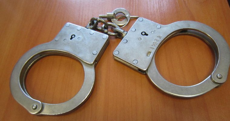 Ревнивый житель Удмуртии угрожал соседу бензопилой