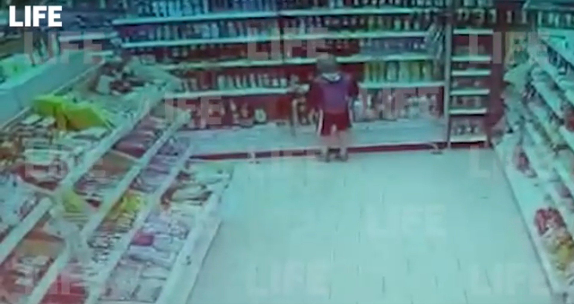 В магазин в Краснодарском крае пришел ребенок с цепью на шее