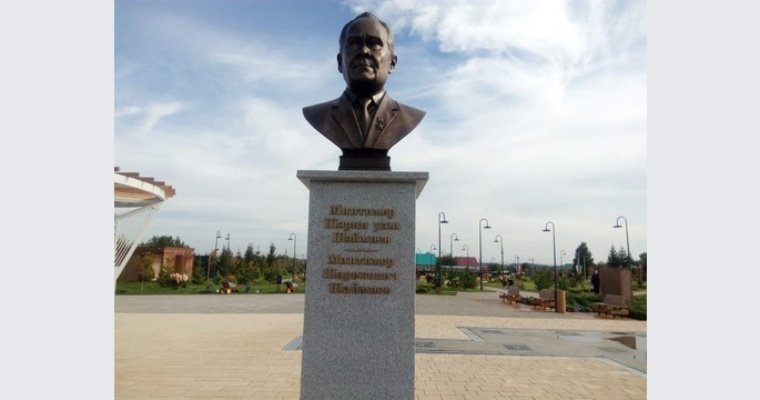 Минтимер Шаймиев спел на открытии памятника самому себе 