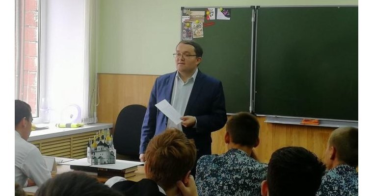 Учитель из сельской школы в Удмуртии стал лучшим от ПФО во всероссийском конкурсе педагогов