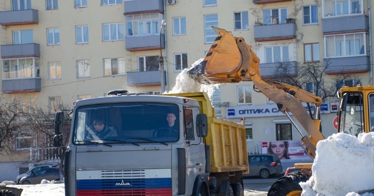 Жителей Октябрьского района Ижевска просят не бросать свои машины вдоль дорог