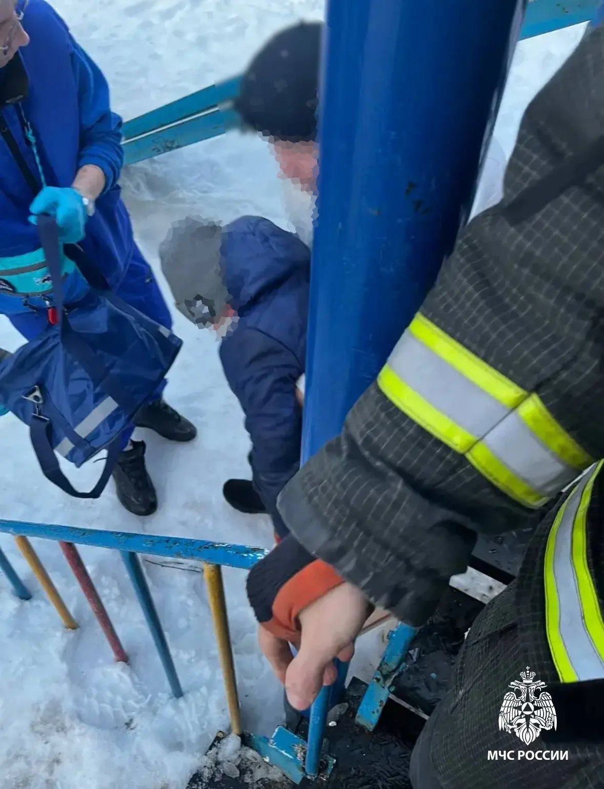 Спасатели Ижевска освободили ребёнка, застрявшего на металлической горке