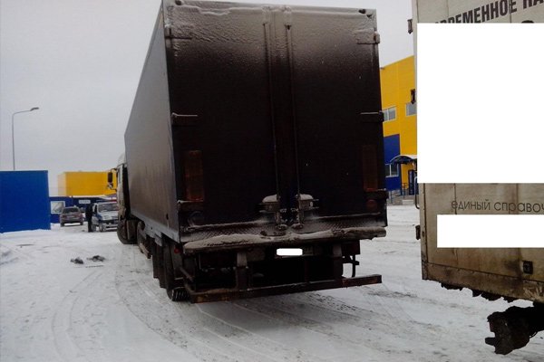 Между двумя грузовиками зажало мужчину в Ижевске