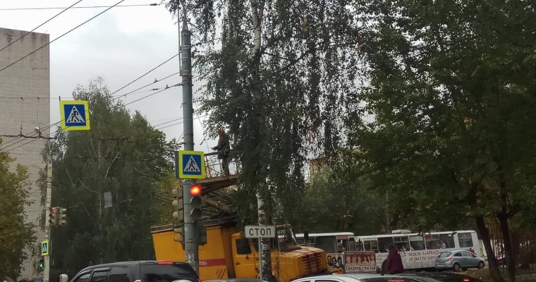 Жители Ижевска опоздали на работу из-за остановки движения троллейбусов