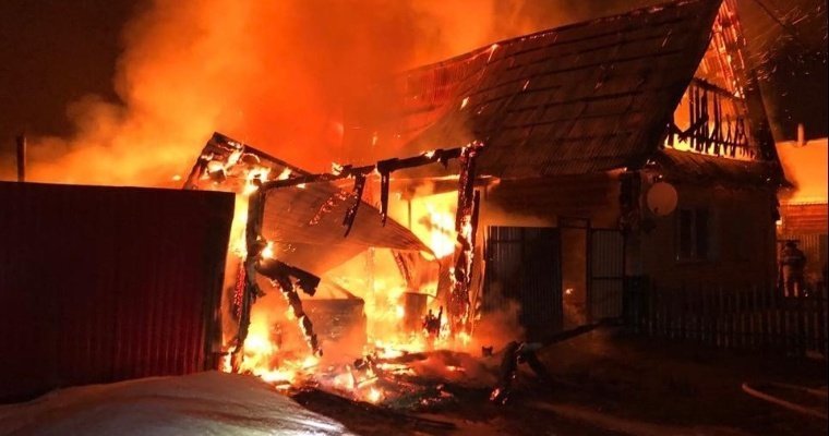 Частный дом и автомобиль пострадали при пожаре в Селтах