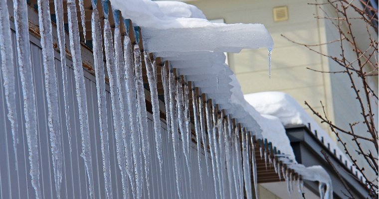 Заведующую детсадом в Удмуртии оштрафовали за неубранный снег на крыше