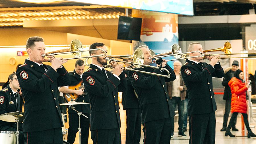 Полицейские устроили музыкальный флешмоб в аэропорту Внуково