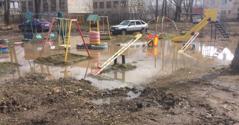 В Ижевске затопило подъезд одного из жилых домов на улице Воровского