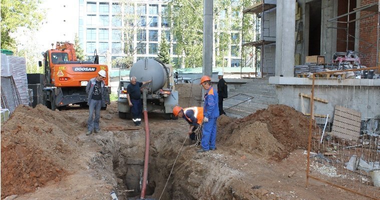 Строящееся в Ижевске здание арбитражного суда начали подключать к системам водоснабжения