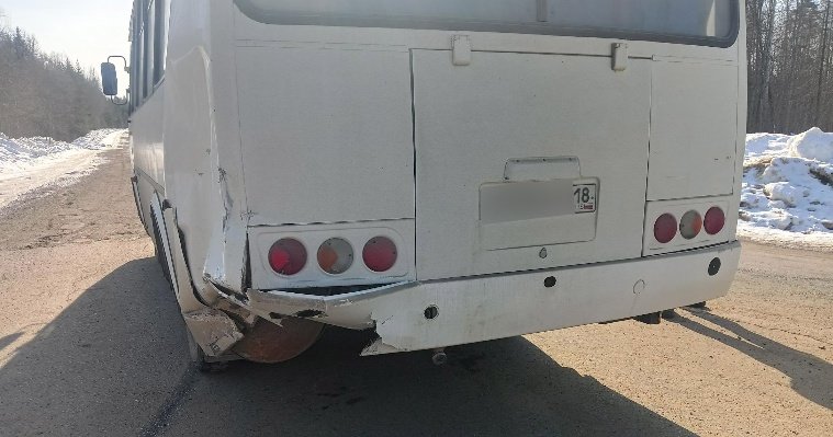 15-летняя девушка получила травмы в столкновении грузовика и пассажирского автобуса в Удмуртии