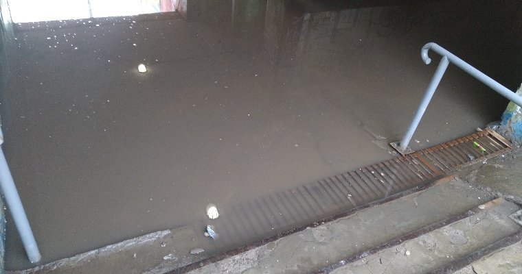 Подземный переход затопило в Ижевске на улице Удмуртской