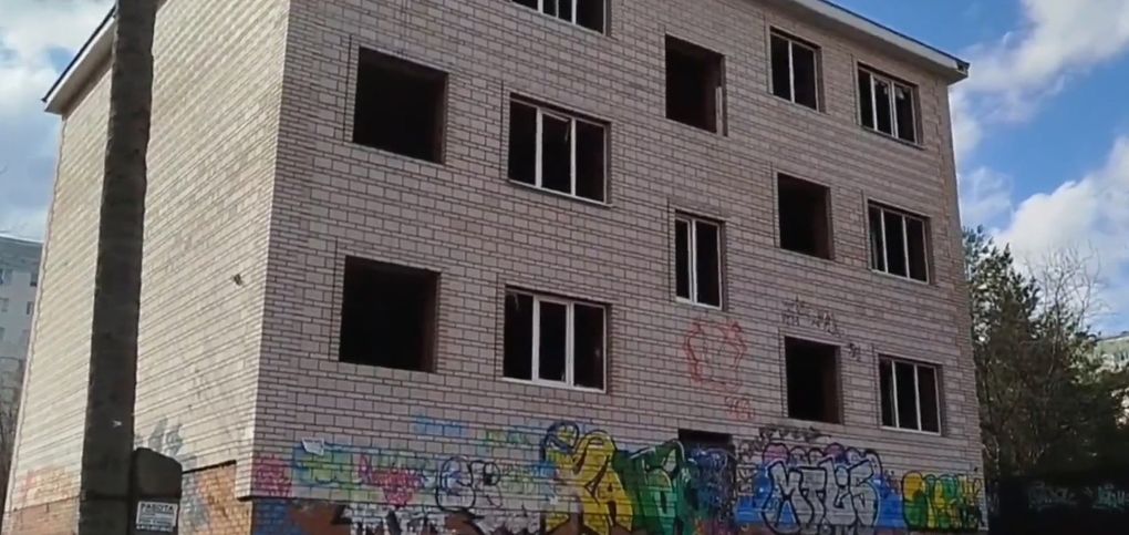 Соседи в страхе: наркоманы и бомжи облюбовали заброшенное здание в Ижевске