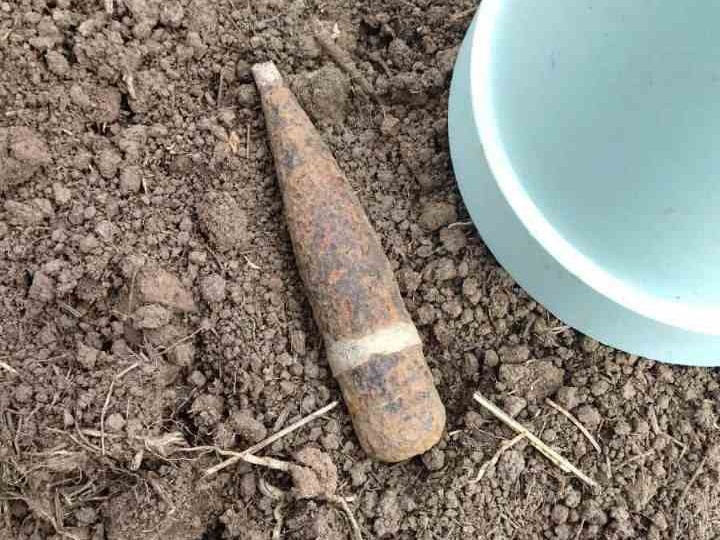 Житель удмуртской деревни Каменное нашёл у себя в саду артиллерийский снаряд