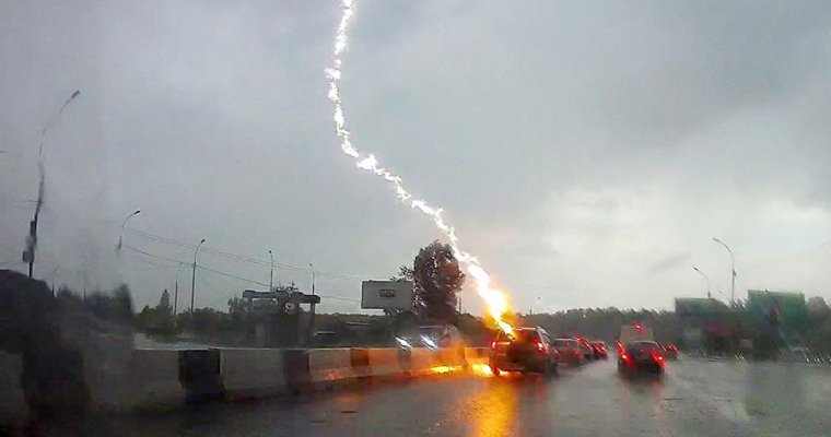 Удар молнии в автомобиль в Новосибирске попал на видео