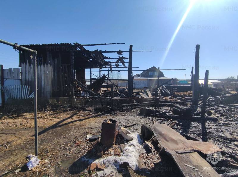 В деревне Средний Постол во время пожара в жилом доме пострадали мужчина и девочка