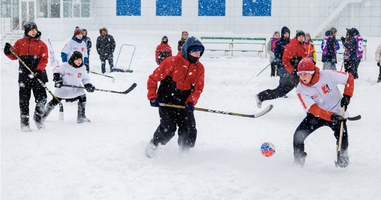 Школьное хоккейное троеборье завершилось в Ижевске соревнованиями по хоккею на валенках  