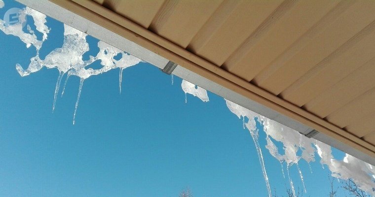 Прохожих в Удмуртии предупредили об опасности схода снега с крыш из-за теплой погоды