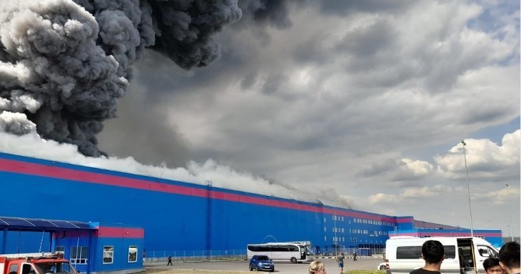 Больше тысячи человек эвакуировались из горящего склада OZON под Москвой
