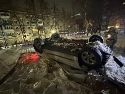 На улице Кирова в Ижевске автомобиль протаранил ларёк и опрокинулся на спортивной площадке