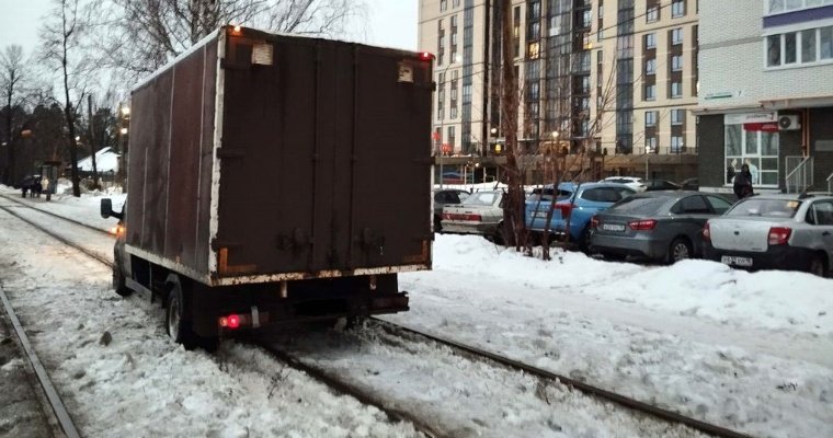 Водитель «Газели» в Ижевске решил проехать по трамвайным рельсам и застрял