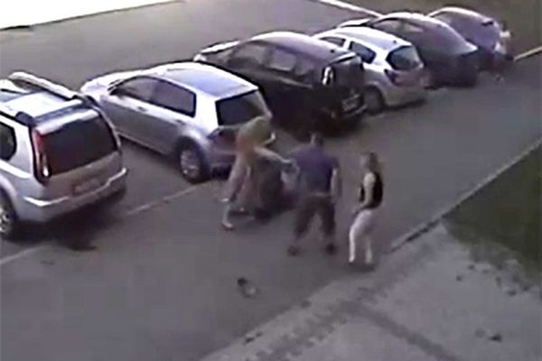 Две беременные женщины и их мужья устроили драку на парковке в Уфе