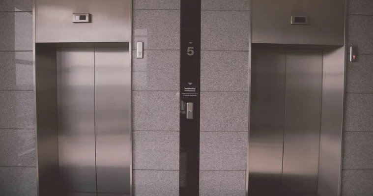 Трое жителей Петербурга получили травмы при падении лифта
