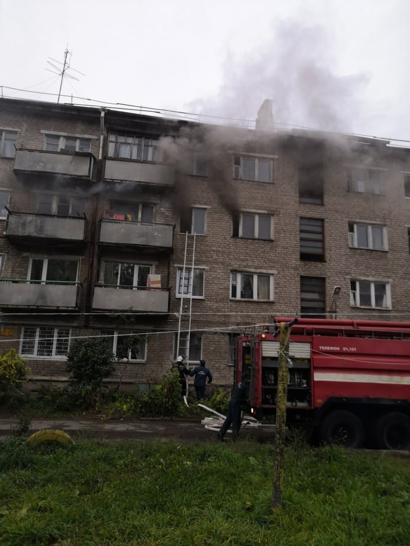 В пожаре на улице Орджоникидзе в Ижевске погибла женщина, 10 человек спасли