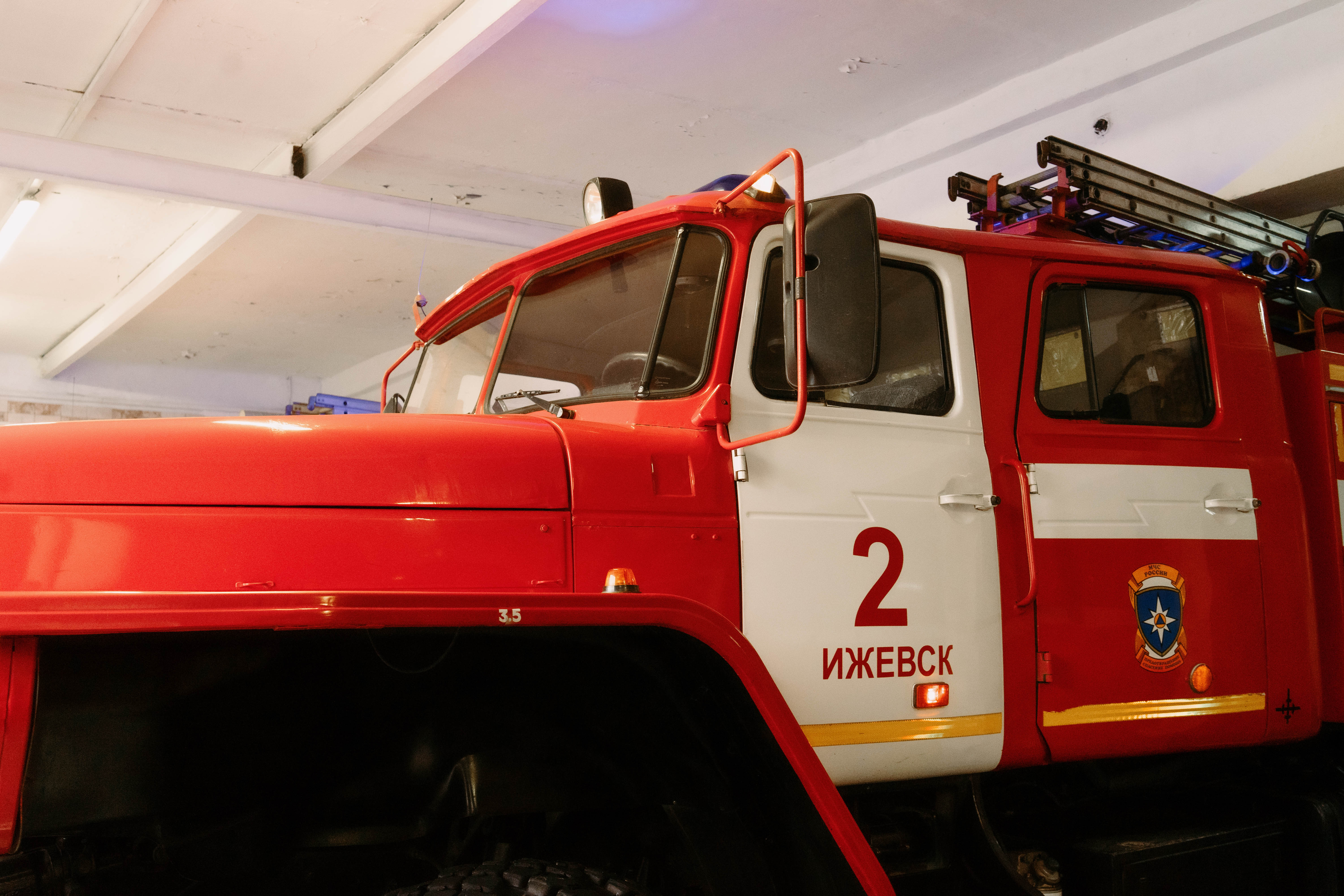 Огонь вспыхнул в производственном цеху на улице Орджоникидзе в Ижевске