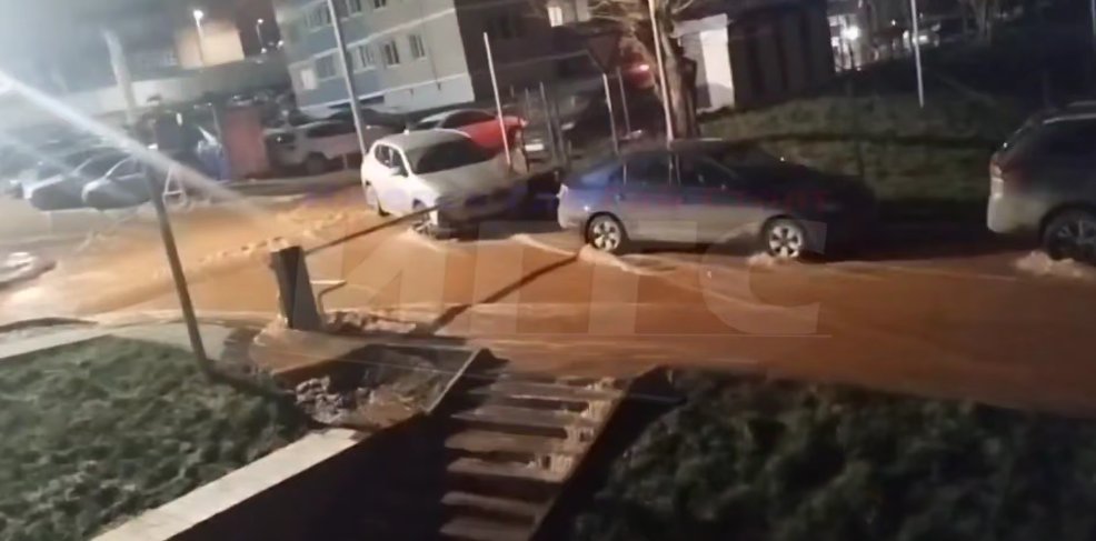 На улице Камбарской в Ижевске устраняют аварийное повреждение водопровода