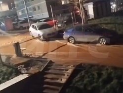 На улице Камбарской в Ижевске устраняют аварийное повреждение водопровода