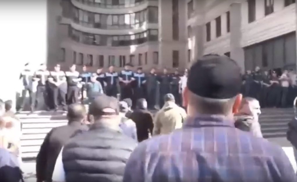 Жители столицы Армении требуют на митинге помощи Карабаху и отставки Пашиняна
