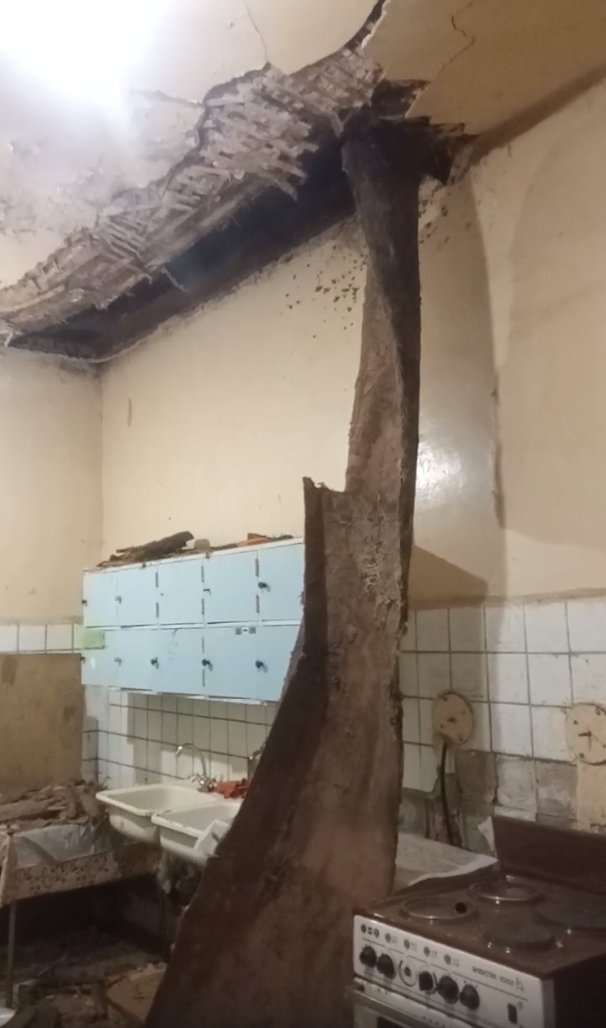 В бывшем общежитии в Глазове частично обрушился потолок