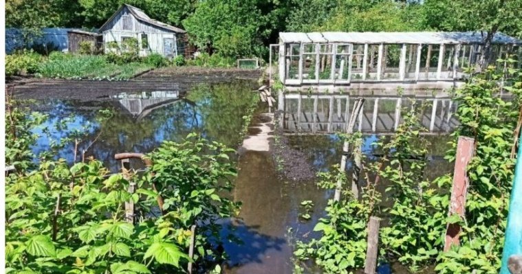 Коммунальщики в Юкаменском районе устранили течь из канализации, заливавшую соседний участок