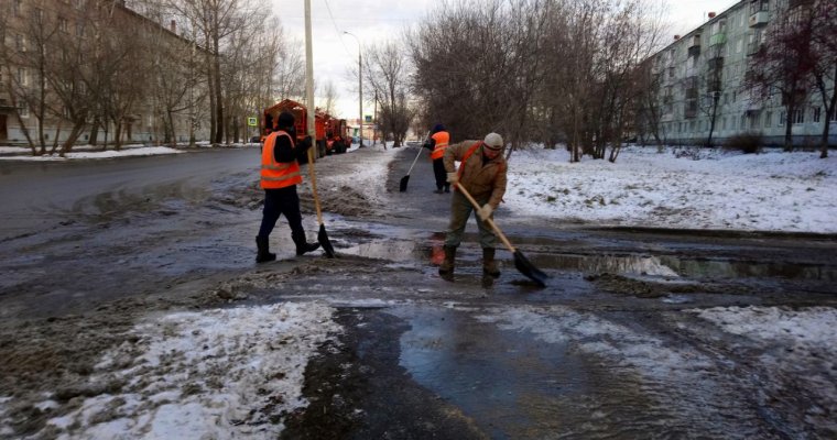 Часть улицы Дзержинского в Ижевске залило водой из-за порыва трубы