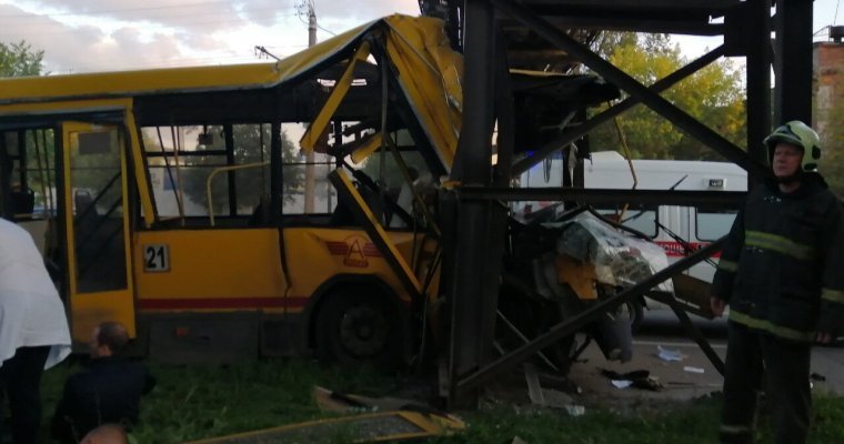 В Ижевске ищут очевидцев пятничной аварии с автобусом