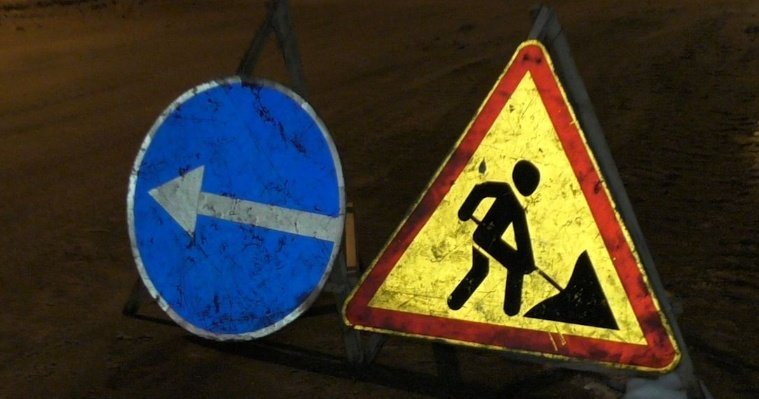 Осужденные к обязательным работам устраняют ямы на дорогах Можги