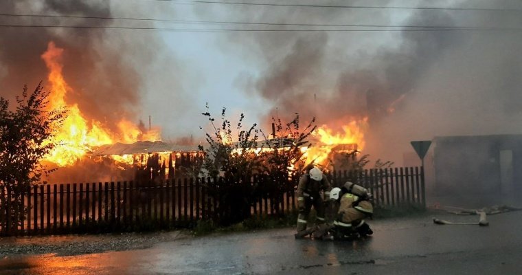 В СНТ «Пламя-3» на территории Завьяловского района горит банный комплекс