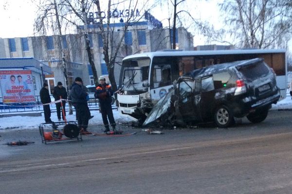 Пассажирский автобус раздавил внедорожник у вокзала в Пензе